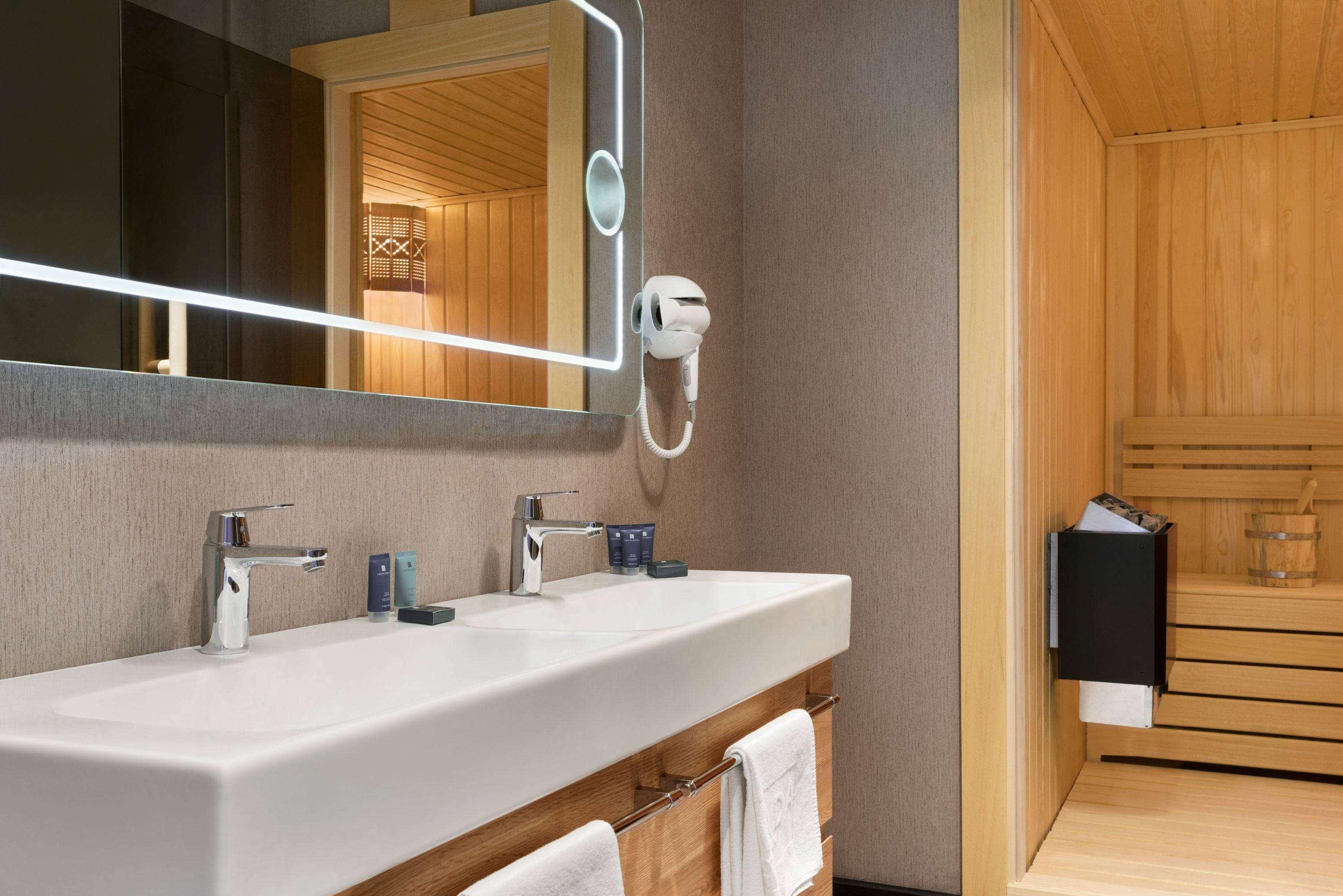 Ramada By Wyndham Tire Hotel Ngoại thất bức ảnh