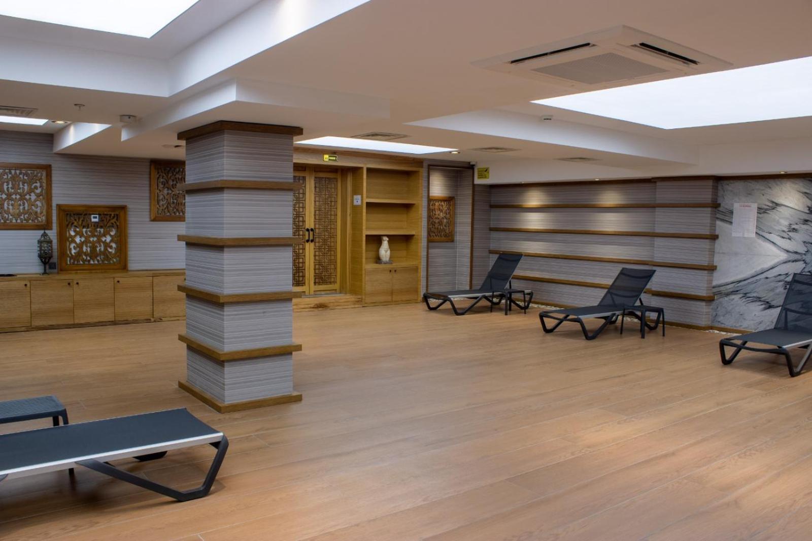 Ramada By Wyndham Tire Hotel Ngoại thất bức ảnh