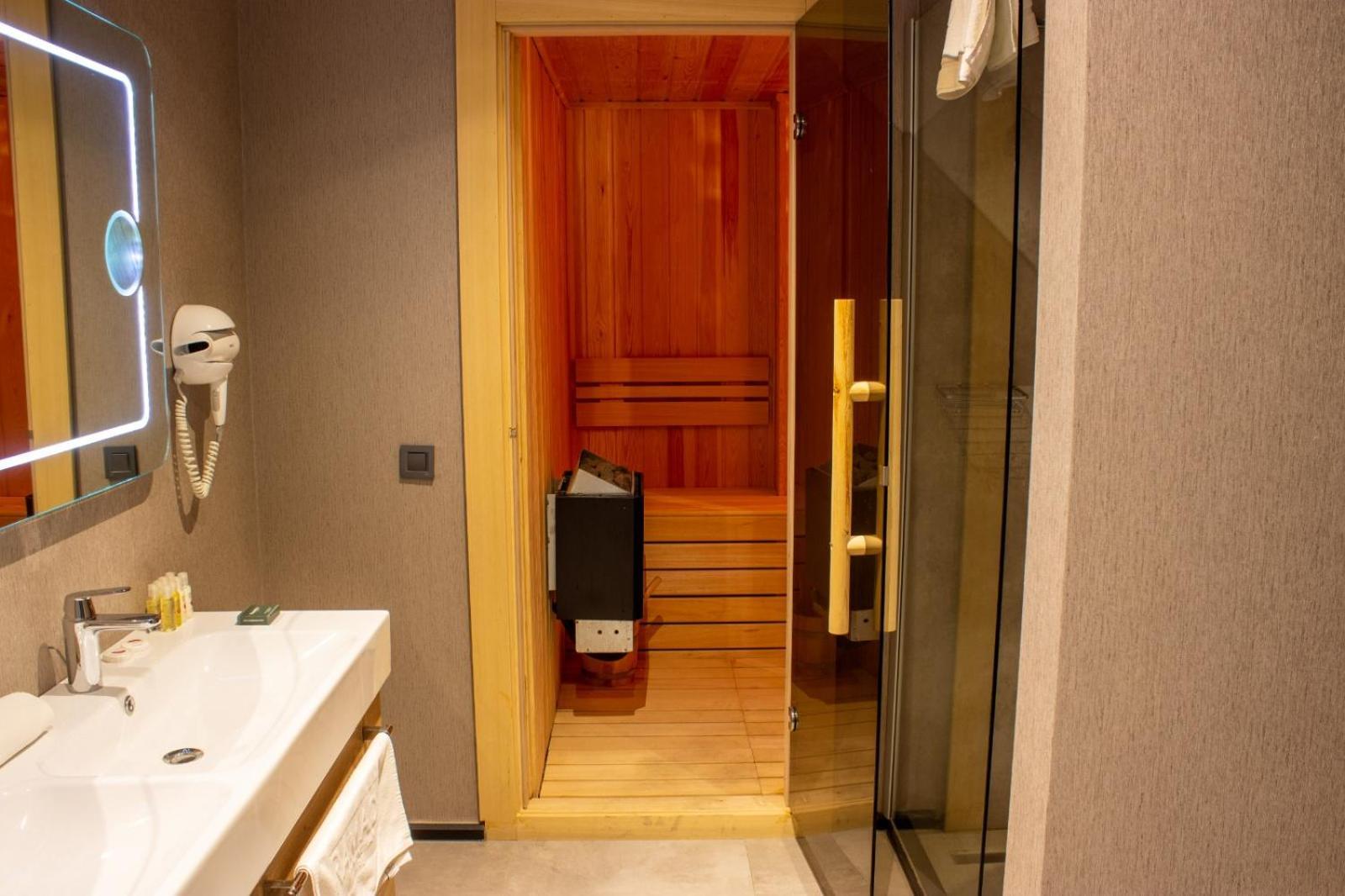 Ramada By Wyndham Tire Hotel Ngoại thất bức ảnh