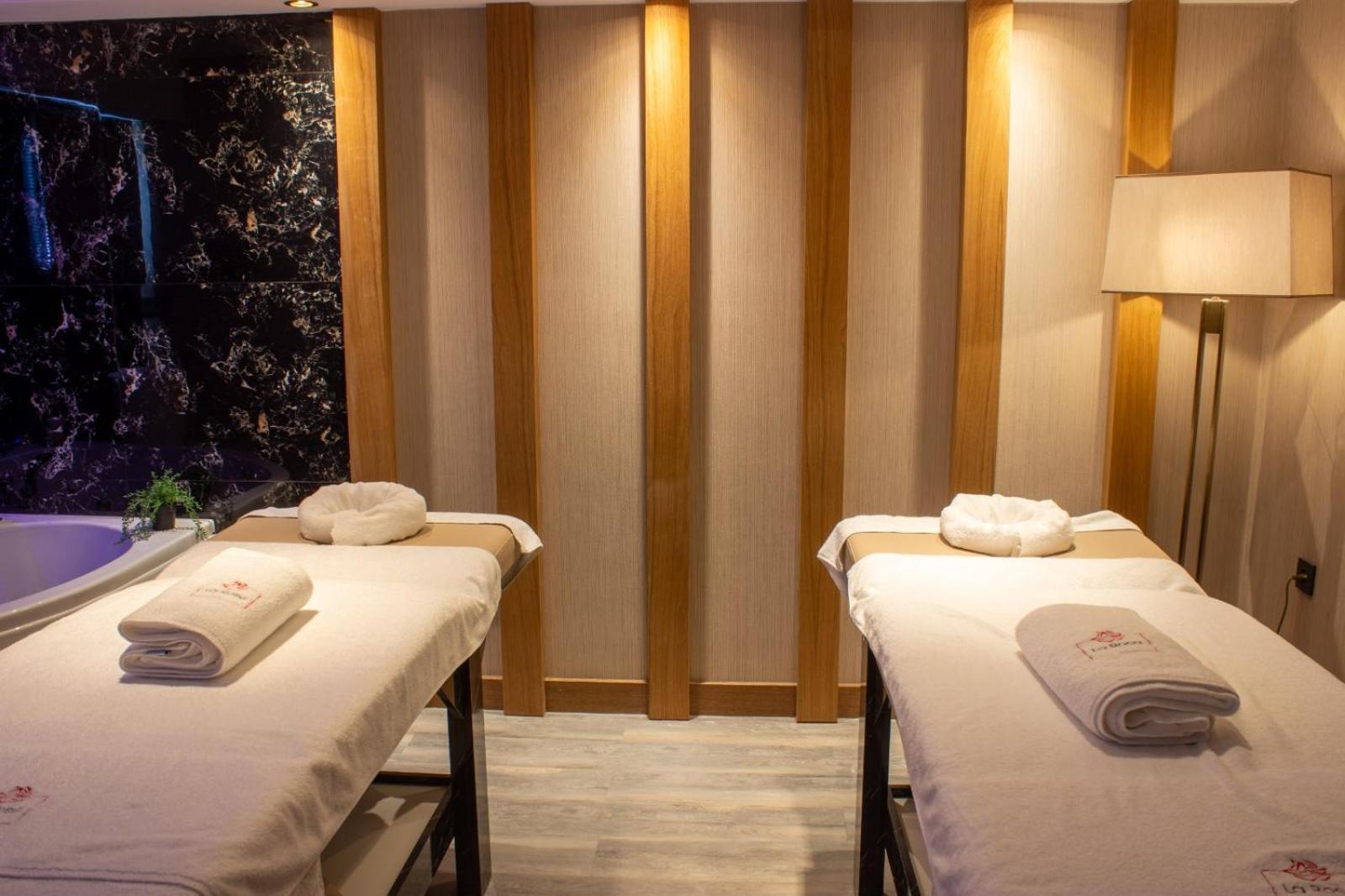 Ramada By Wyndham Tire Hotel Ngoại thất bức ảnh