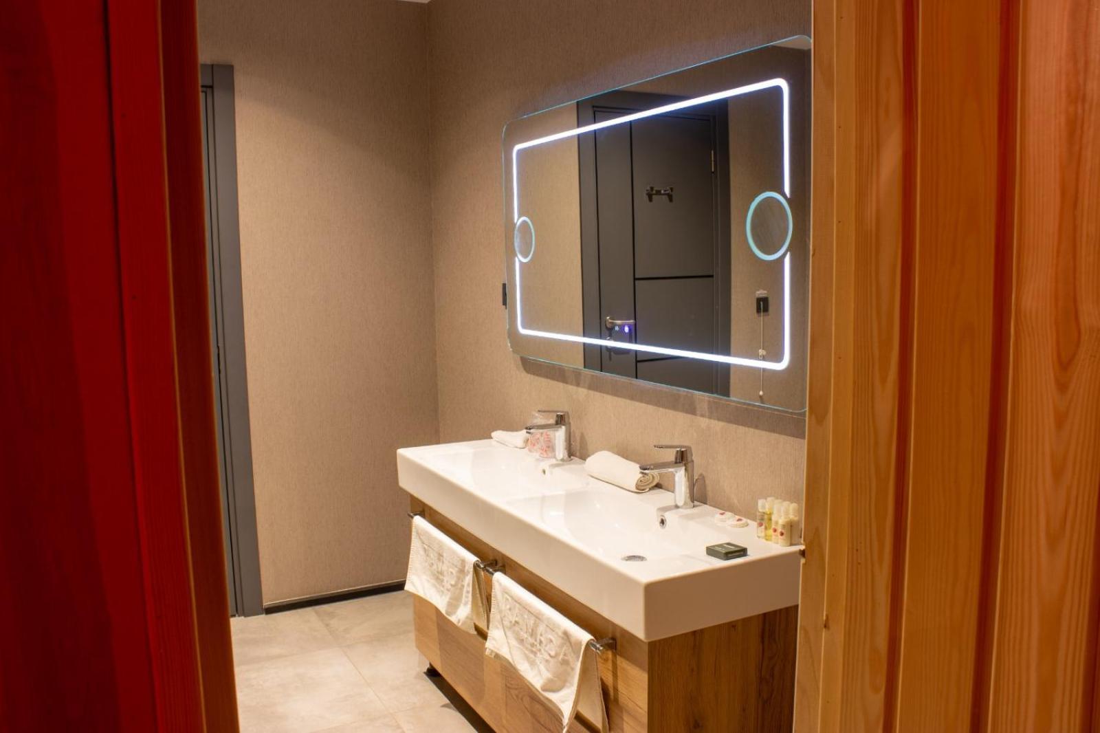 Ramada By Wyndham Tire Hotel Ngoại thất bức ảnh