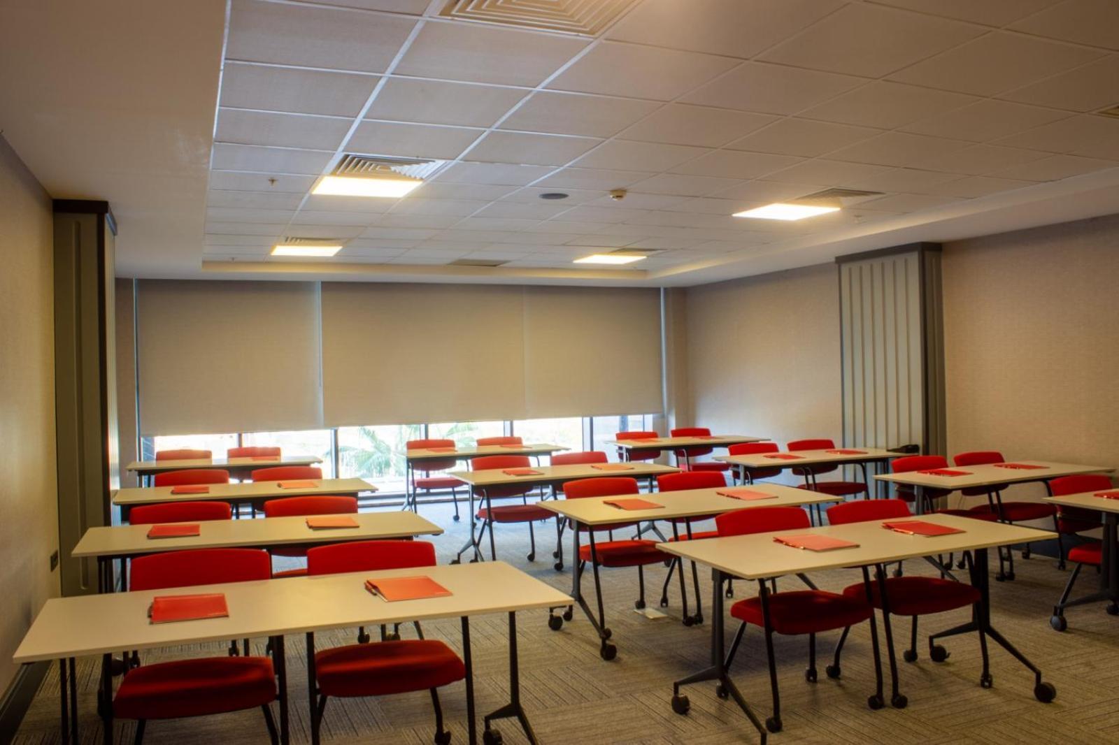 Ramada By Wyndham Tire Hotel Ngoại thất bức ảnh