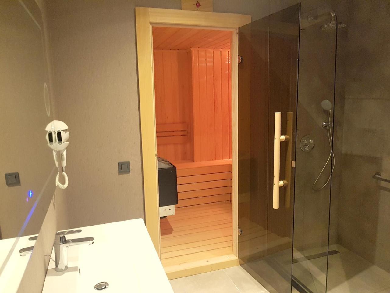 Ramada By Wyndham Tire Hotel Ngoại thất bức ảnh